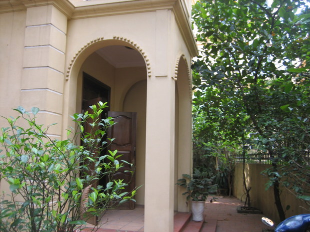 Charming House for rentals in Tay Ho, large garden, big balcony, 4 cozy bedrooms, view to the lake