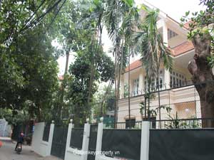 Big garden Tay Ho villa for rent 4 bedrooms To Ngoc Van area