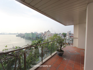 Hanoi Lake view luxury apartment for rent on Thanh Nien street