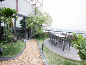 Truc Bach lake view apartment with garden rental in Ba Dinh Dist