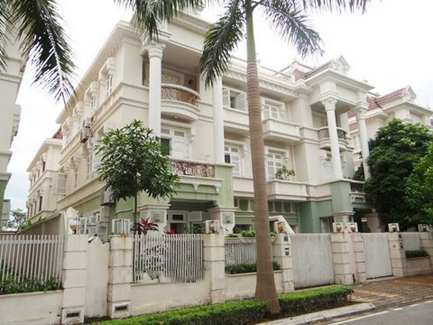 Villa for rent in T block Ciputra Hanoi spacious living room modern style