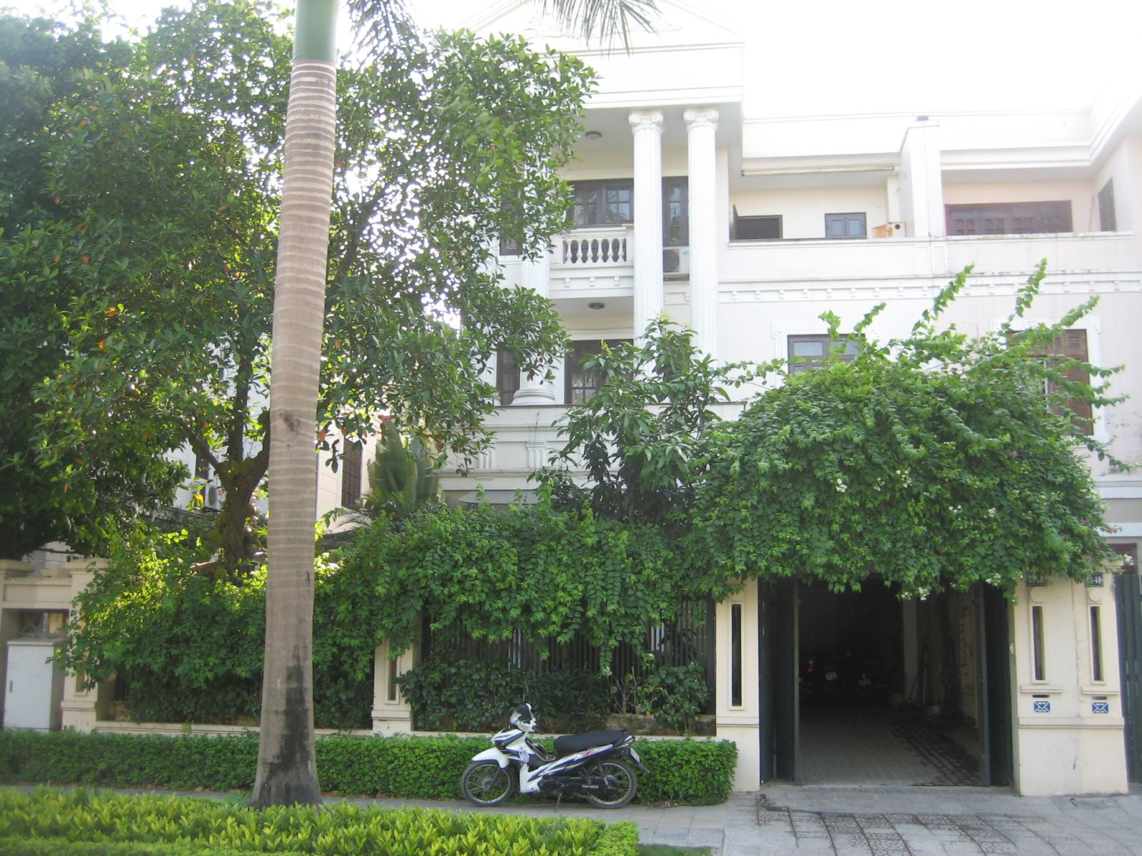 Villa for rent in Ciputra hanoi, 330 m2 of land, 5 beds, large garden