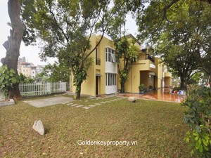 For rent Tay Ho villa, 5 bedroom large garden and West Lake view