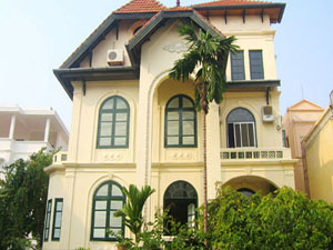 French style villa in Tay Ho street for rent with 5 bedrooms  