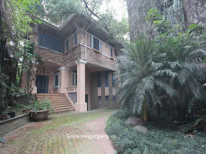 Old villa for rent in Tay Ho Hanoi, 4 floor near the West lake 