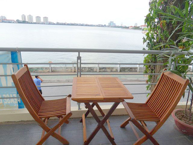 Apartment for lease in Tay Ho, 3 bedrooms, lake view, fully furnished apartment