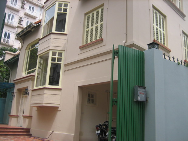 Bright House for rent in Tay Ho, Hanoi, 4 bedrooms, nice courtyard, direct car access