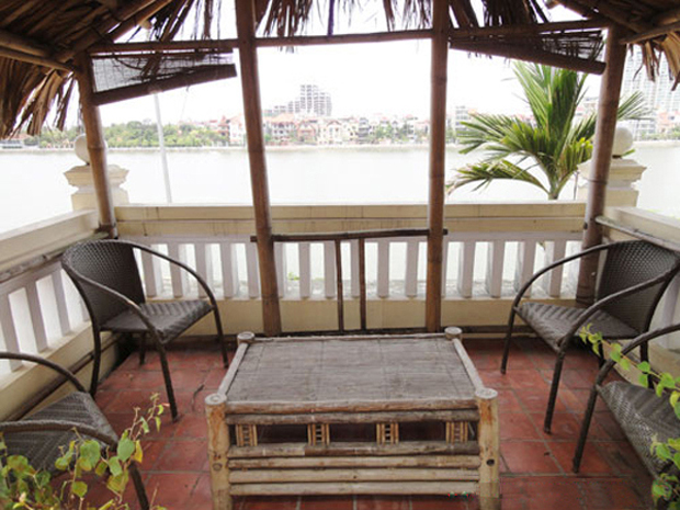 Lake side house for rent in Nghi Tam Village