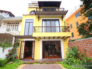 3 bedrooms House with garden and lake view for rent in Tay Ho