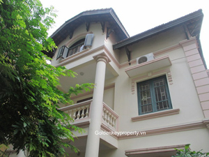 4 bedroom house rental in Tay Ho, large courtyard and quiet