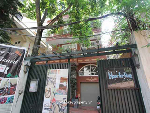 4 bedrooms house in Tay Ho Hanoi for rent with large yard