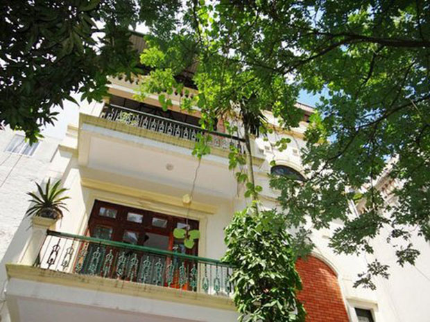 Rental house in Hanoi, Dang Thai Mai street with large courtyard and garden