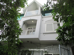 For rent lake view house in To Ngoc Van, Tay Ho Hanoi, 4 bedrooms