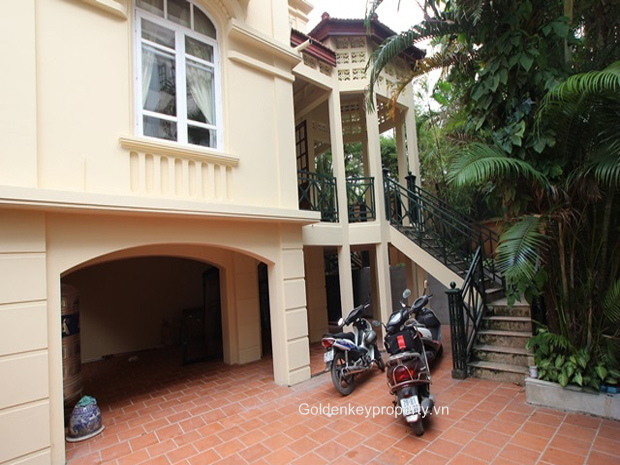 House for rent in Tay Ho with courtyard, garage, open surrounding