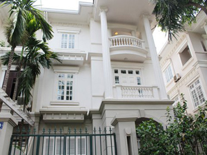 Villa Ciputra for rent 4 bedrooms walking distance to UNIS